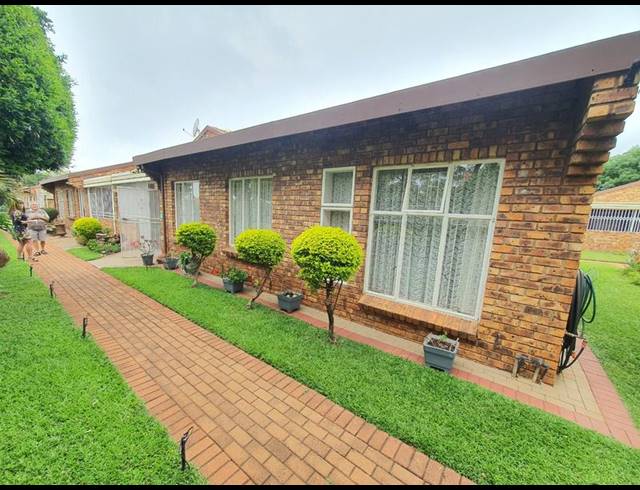 3 BEDROOM TOWNHOUSE FOR SALE IN CLARINA